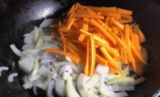 While the broth takes on the taste of cabbage, let's not hesitate to prepare the frying. Chop the onions and carrots as finely as possible and place them in a frying pan heated with oil. Fry until the carrots are golden and soft.