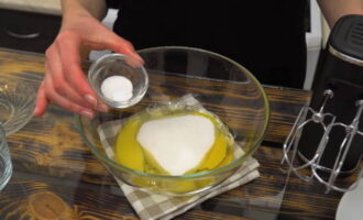 Break the eggs into a separate bowl, add salt, sugar, vanillin and stir until all the crystals are completely dissolved. 