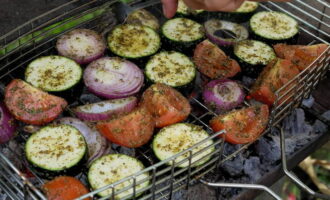 Efter denne tid placeres grøntsagerne på grillen og holdes i 5-10 minutter på den ene side.