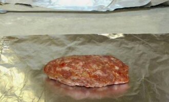 After this time, we begin to form the minced meat into sausages that are not very large in size. We transfer all the formed blanks into foil and wrap them, then stick them on skewers. Bake on the grill for 20-25 minutes, turning constantly.