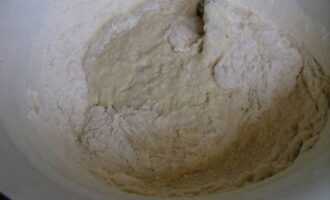 We begin to knead the dough, gradually adding sifted flour to it.