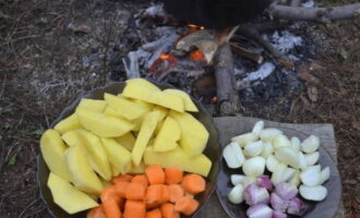 Divida os vegetais crus e lavados em pedaços médios.