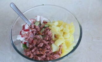 Boil the potatoes and eggs, peel them, cool them and chop them finely. Grind the sausage too. Place all ingredients in a common deep plate.