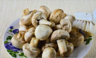 Hugasan nang mabuti ang mga champignon sa ilalim ng maligamgam na tubig. Ang pangunahing bagay ay walang mga labi o dumi na natitira sa kanila.