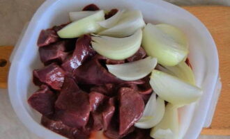 Grind the pieces of liver and onion in a meat grinder. In this case, use a nozzle with a large mesh.