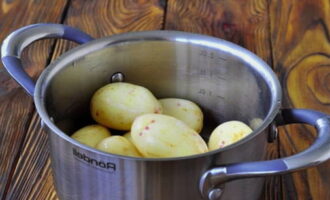 How to deliciously cook potatoes with champignons in the oven? Wash the potatoes, peel and cook for 10-15 minutes.