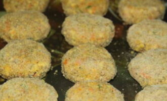 Wet your hands in cold water. Take a small amount of minced fish. Form the patty into a circle shape. Flatten it on both sides. Add breadcrumbs to cutlets. Place them on the table and let them stand for 10 minutes. You can also dip the cutlets in the chicken egg first, and then add breadcrumbs to them.  