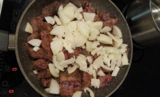 We also add chopped onions here. Stir, salt and sprinkle with spices. Cook for 10 minutes.