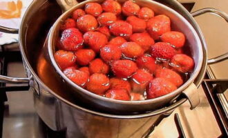 Place a fine sieve on an empty pan and strain the compote. Pour sugar and citric acid into the strawberry liquid. Mix. 