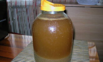 Täck burken med kvass med ett lock eller en tjock, torr trasa. Du kan fästa tyget med ett elastiskt band så att det sitter tätare mot burkens hals. Placera kvass på en varm, torr plats i 2 dagar.