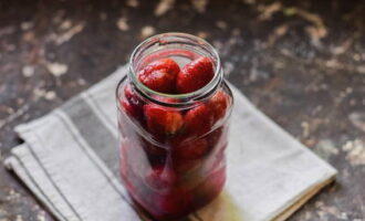 I-sterilize gamit ang singaw o oven, depende sa iyong kagustuhan. Ilagay ang mga berry sa mainit na garapon.