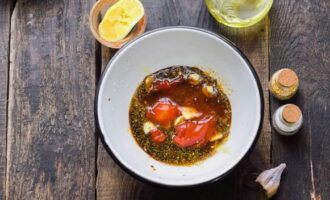 Doppa blandningen i honung och citronsaft. Blanda väl.