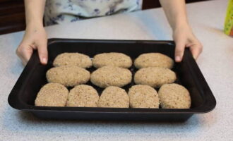 Place all the cutlets on a deep baking sheet and place in an oven preheated to 180 °C for 15-20 minutes. 