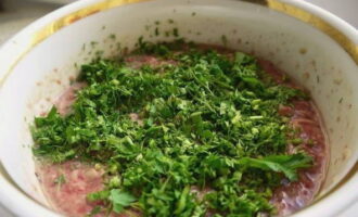 Add chopped potatoes and herbs to the liver and mix well.