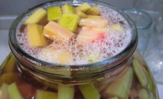 Pour the hot syrup back into the jar. Screw the lid on and leave to cool at room temperature.