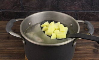 First put the potato cubes into the pan with the chicken broth.