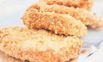 To make the cutlets less fatty, place them on a paper towel to absorb the fat. Serve to the table along with a side dish.