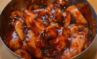 The marinade for meat is ready. Now we cut the chicken into pieces (this way it will marinate faster) and pour everything thoroughly with the prepared mixture. Leave for 30 minutes. After this time, the chicken can be placed on a baking sheet and baked in the oven.