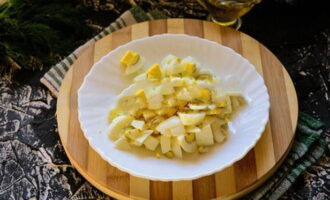 Peel the pre-boiled hard-boiled eggs and cut them in the same way as potatoes.