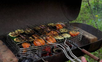 Em seguida, vire a grelha com os legumes e frite do outro lado. Verificamos o estado dos vegetais e, se necessário, conservamos por mais tempo.