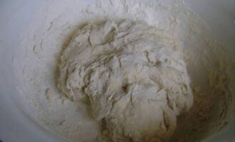 Knead and knead the dough thoroughly so that it does not stick to your hands or to the container. 