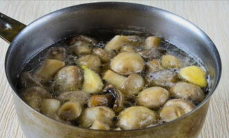 Doe de schone champignons in een pan met marinade en kook 5-6 minuten. 