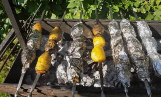 Then remove the foil and keep the skewers with potatoes over the fire for a couple more minutes: this will allow the potatoes to brown. If you want a guaranteed crust, then next time you can first put the peeled potatoes in cold water for an hour: this way you will get rid of the starch and get a golden crust. The potatoes on skewers on the grill are ready: it’s best to serve them with fresh vegetables. Bon appetit! 