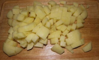 Wash the potatoes thoroughly in cold water. Cut it into small cubes. Place the potatoes into the broth. Wait for it to boil. Then add fried onions and carrots to the broth. Mix the future ear thoroughly. 