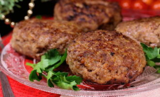 Line a baking sheet with parchment paper or grease it with sunflower oil. We lay out the blanks at a distance from each other. Preheat the oven to 180 degrees and wait for beef cutlets for 20 minutes. Bon appetit! 