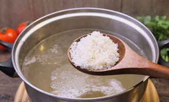 Lavar el arroz y sumergirlo en caldo hirviendo.