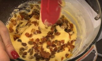 Place the colander in the sink. Add raisins and dried apricots. We wait for the water to drain. Finely chop the dried fruits.Pour into the dough and mix.