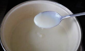 Cook the cream over low heat, stirring constantly. Remove the thickened mixture from the heat and cool.