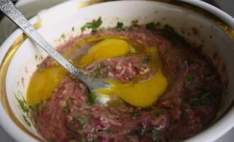 Beat the eggs into the liver mass, add salt and pepper and mix well.