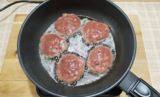 Heat the vegetable oil in a frying pan and place the minced meat on it using a tablespoon.