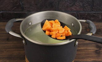 After 10 minutes of cooking, add carrot cubes into the soup.