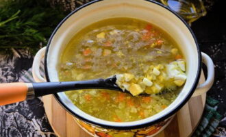 Aggiungere le uova alle verdure, mescolare fino a distribuirle uniformemente nella zuppa e portare a ebollizione la zuppa di cavolo.