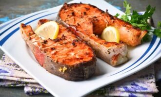 Serve the finished fish with lemon slices and herbs. Bon appetit!