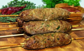 After 5 minutes, the heat must be reduced. Cook the cutlets for another 10 minutes, also frying them on all sides. The plate must be covered with a paper towel. Place the prepared lula kebab on it. This dish does not need a side dish. You can supplement it with ketchup or any other sauce that is suitable for meat. It is also recommended to serve lavash or pickled vegetables with lula kebab. Before placing the dish on the table, sprinkle the cutlets with chopped green onions. Lula kebab is ready. Hurry up to sit down at the table and try this juicy dish. Bon appetit! 