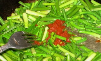 Adicione um pouco de pasta de tomate e cozinhe o prato por cerca de 10 minutos em fogo moderado, mexendo ocasionalmente.