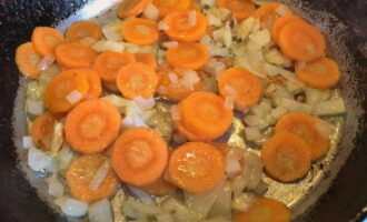 Cut the peeled carrots into thin slices. Fry the product with the remaining onions until soft.