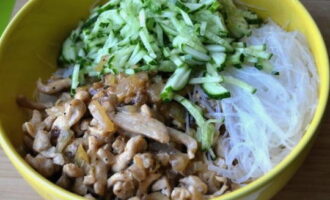 Combine chicken with funchose in a deep bowl. To them we add cucumbers, cut into thin strips.