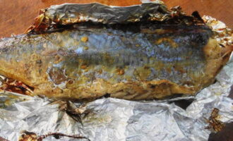 After 15-20 minutes, the mackerel is ready.Unfold the foil, divide the fish along the ridge into two parts and serve. Garnish with fresh herbs. Bon appetit!