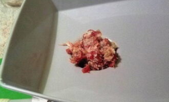 Turnați treptat carnea tocată în gâtul dispozitivului. Porniți mașina de tocat carne și umpleți cu grijă intestinul.