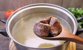 Cortar la carne hervida en trozos pequeños.