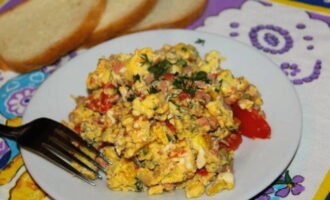 Remove the cooked eggs from the heat and transfer to plates. 