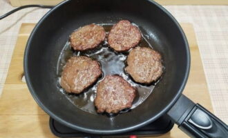 Fry our cutlets for a few minutes on each side. The main thing is not to overcook them so that the liver remains juicy and tender.