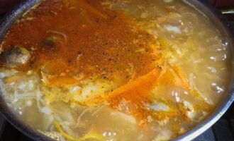 Add the roast to the almost finished cabbage soup, stir and leave to cook over medium heat. At this stage you should add salt to the soup. 