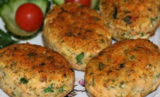 When the cutlets are completely cooked, transfer them to a plate. The dish must be served hot. As a side dish, you can prepare potatoes or vegetable salad. If desired, the cutlets can be decorated with fresh herbs or sesame seeds. This dish can be a very light and satisfying dinner. Bon appetit!  