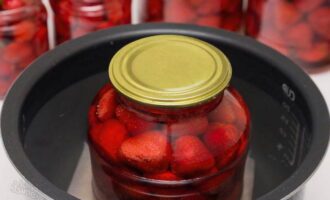 Cover the jar with a lid and boil the strawberry compote for the winter for another 15 minutes. Reduce the fire. 