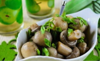 Hayaang umupo ang mga kabute sa refrigerator para sa mga 6 na oras. Naghahain kami ng mga champignon sa mesa kasama ng iyong mga paboritong pagkain. Bon appetit!